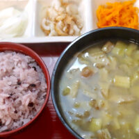 那覇・栄町「むじ汁の店 万富」で伝統的な沖縄料理・むじ汁定食