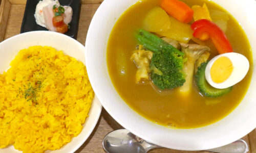 沖縄のローカルフードをスープカレーにアレンジ！ 「めしなる木」の骨汁スープカレー