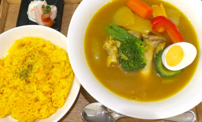 沖縄のローカルフードをスープカレーにアレンジ！ 「めしなる木」の骨汁スープカレー