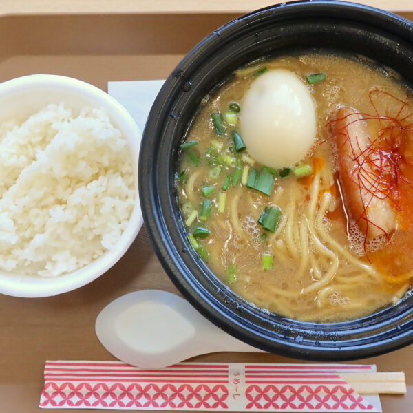 沖縄限定 来来 東京極楽豚麺（1,100円）＋煮卵（150円）＋ライス（150円）