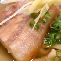 首里「てぃしらじそば」は沖縄そば好きが行くべきか、豚肉好きが行くべきか？