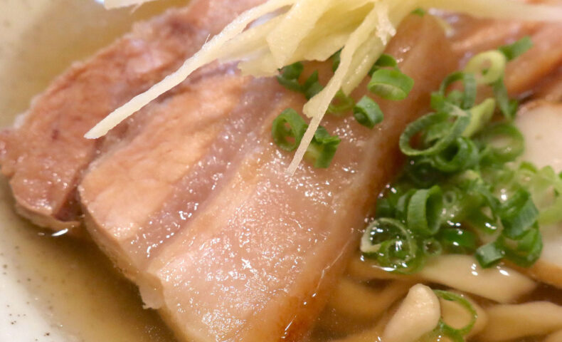 首里「てぃしらじそば」は沖縄そば好きが行くべきか、豚肉好きが行くべきか？
