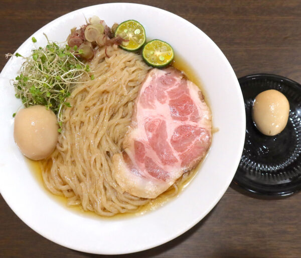 飛魚昆布水の冷やしそば（1,200円）＋大盛り（150円）＋燻製玉子（200円）