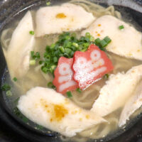 浦添「麺処まんねん」であっさり塩味の沖縄そば・鶏ムネ肉そば