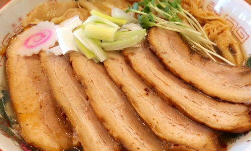 読谷「麺屋 シロサキ」でお肉が見事な追い煮干し肉中華そば＋ワンタントッピング