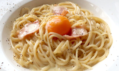 那覇「欧風料理とチーズのバル Kei's」でパルミジャーノと新鮮卵のカルボナーラ