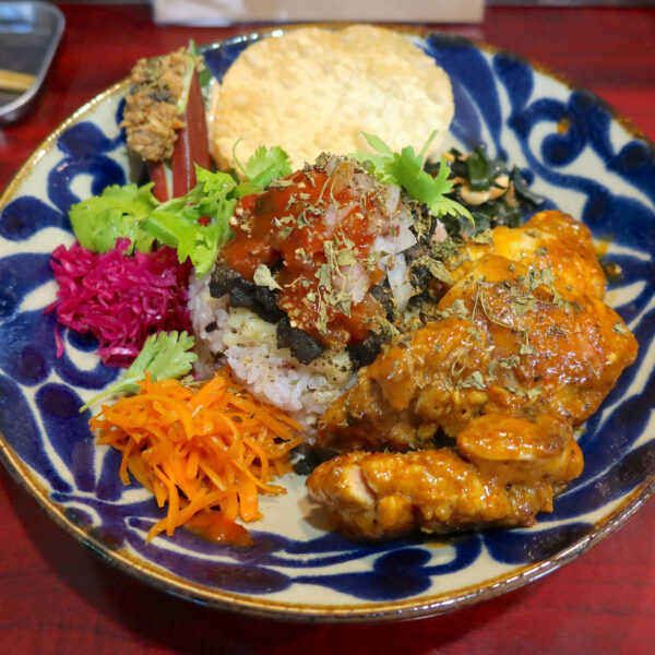 タコライス風黒キーマとチキンマサラの２種盛り＋魚フライカレー（1,400円）