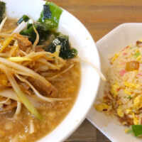 沖縄市「麺と飯ソウハチヤ」でラーメンショップインスパイヤなネギラーメン＆半チャーハン
