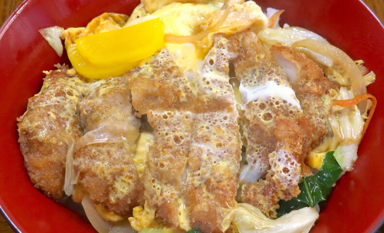 おじさんに人気の食堂「マルミヤ食堂」でほどよく美味しい沖縄カツ丼