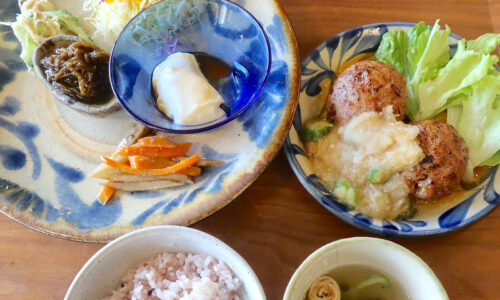 琉球ガラス村「土～夢 ごはんカフェ」で豆腐の入ったハンバーグプレートセット