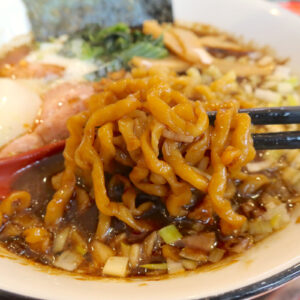 食感のある太縮れ麺