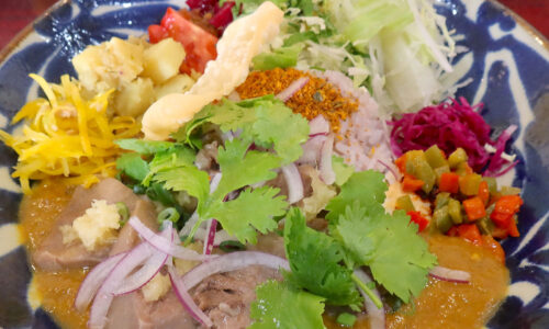 那覇「タマニカレー」で定食のようなワンプレート・豚タン薬味カレー