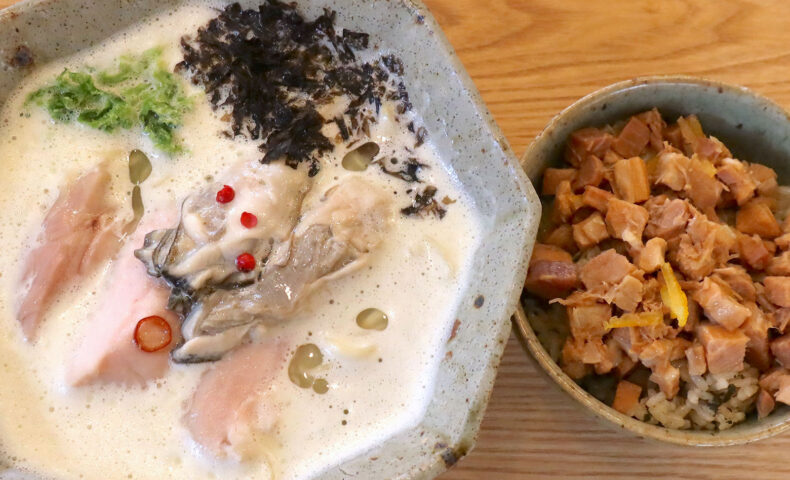 那覇「那覇そば処 たからまちがー」の今年の牡蠣は鶏白湯でクリーミー！