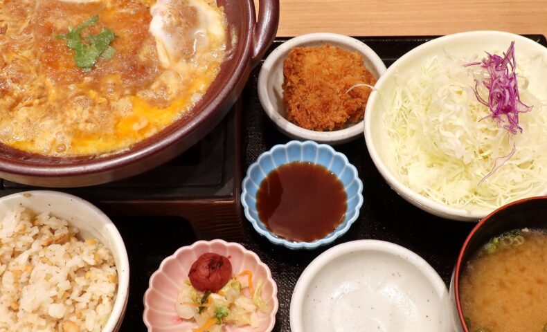 スーパーのとんかつ屋「かつ乃屋」でロースかつ鍋定食＋ミニチーズメンチ