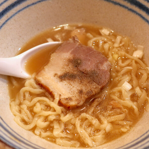 黒胡椒で醤油を目立たせる