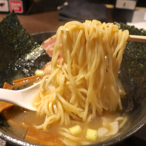 パッツン中太麺