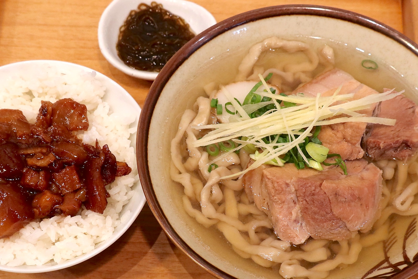 そよご 沖縄でおいしい豚を食べるならここ！ 首里「てぃしらじそば」で沖縄