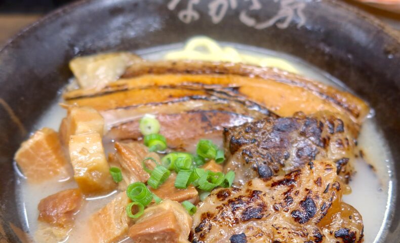 那覇・金城「沖縄そば なかざ家」で贅沢盛りのお肉が美味しいなかざ家そば