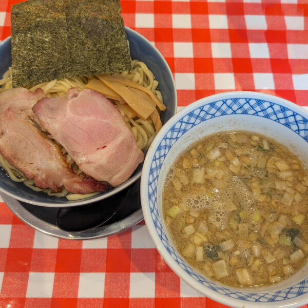 麺処みな家直伝ラー油入り 煮干し豚骨昆布水つけ麺（1,200円）