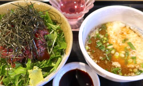 老舗の沖縄料理屋「家庭料理の店 まんじゅまい」で泊港直送のマグロ中落ち丼