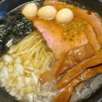 那覇「麺狂浪人 卍」でパッションフルーツが入った冷やし麺！ 煮干昆布水冷し麺