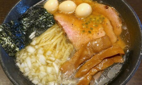 那覇「麺狂浪人 卍」でパッションフルーツが入った冷やし麺！ 煮干昆布水冷し麺