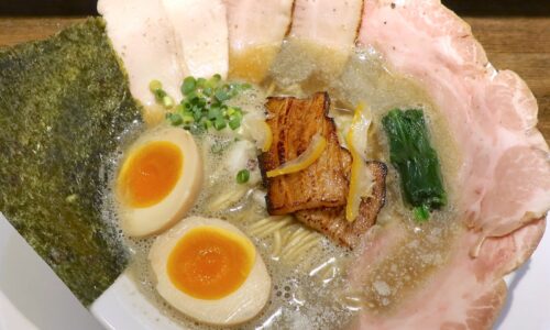 宜野湾「中華そば サクラ製麺」で4種類のお肉が入った特製中華そば醤油極み＆チャーシュー丼