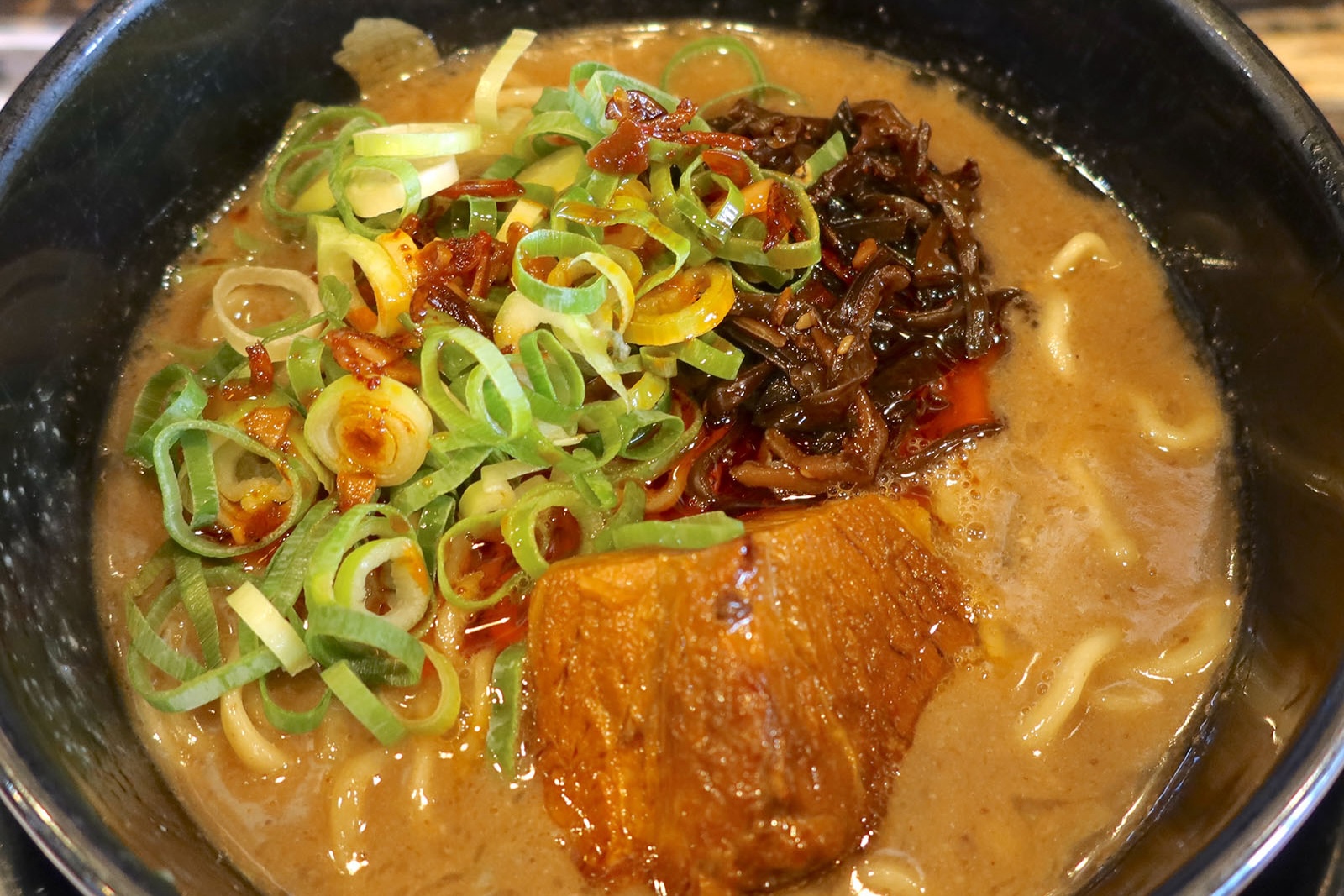 那覇「麺や偶 もとなり 銘苅店」でこってりMAX超えの濃厚赤もとなり