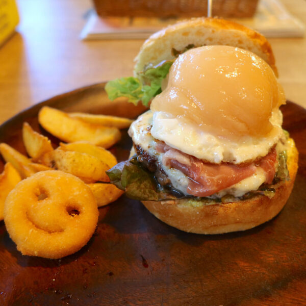 ピーチーズバーガー（1,480円）＋エッグ（100円）