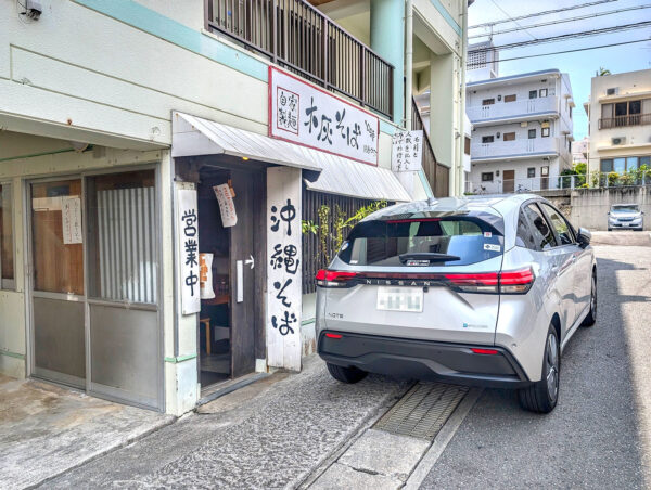 那覇・小禄「自家製麺木灰そば とらや」