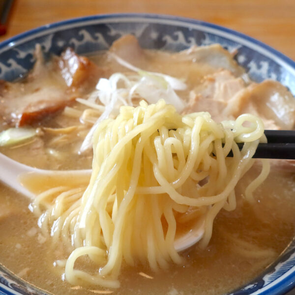 細麺に豚骨スープ