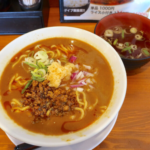 カレーの沼 ミンチのせ（990円）