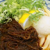 浦添「丸亀製麺」で店舗限定メニュー・もずくうどん＆出汁ソースで食べるいか天