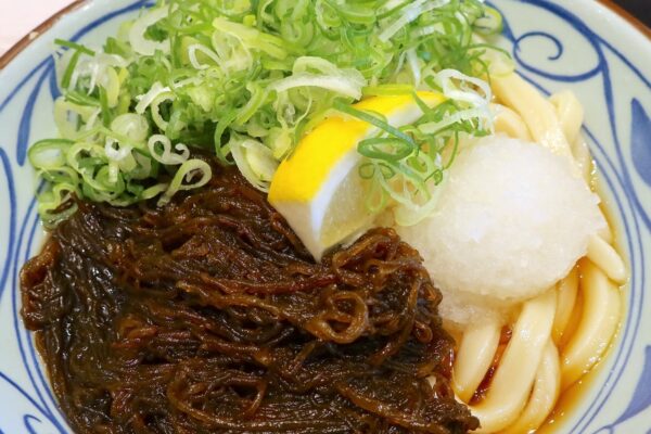 浦添「丸亀製麺」で店舗限定メニュー・もずくうどん＆出汁ソースで食べるいか天