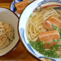 那覇・小禄「自家製麺木灰そば とらや」で沖縄そば＋バラ肉＆五目じゅうしぃ