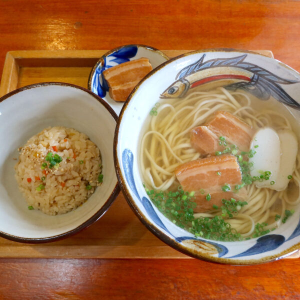 沖縄そば（650円）＋バラ肉（100円）＆五目じゅうしぃ（200円）