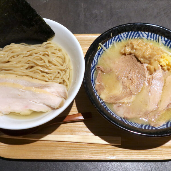 昆布ジローつけ麺（1,300円）＋鶏むね肉燻製チャーシュー（100円）＋豚チャーシュー（250円）