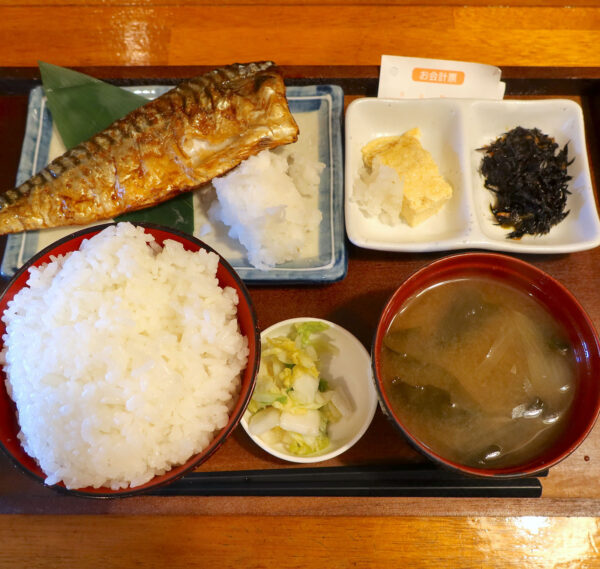 焼魚定食 さば塩 ごはん大盛り（800円）