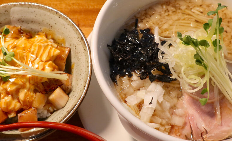 那覇「ラーメン 志のわ」で背脂醤油ラーメン＆チャーシュー南蛮丼