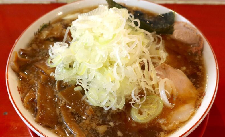 宜野湾「麺と飯ソウハチヤ がろんちゃん店」で限定・手揉み麺の背脂煮干しラーメン