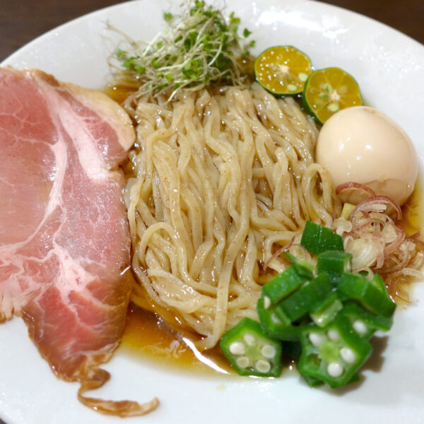 カラフルで美しい昆布水麺