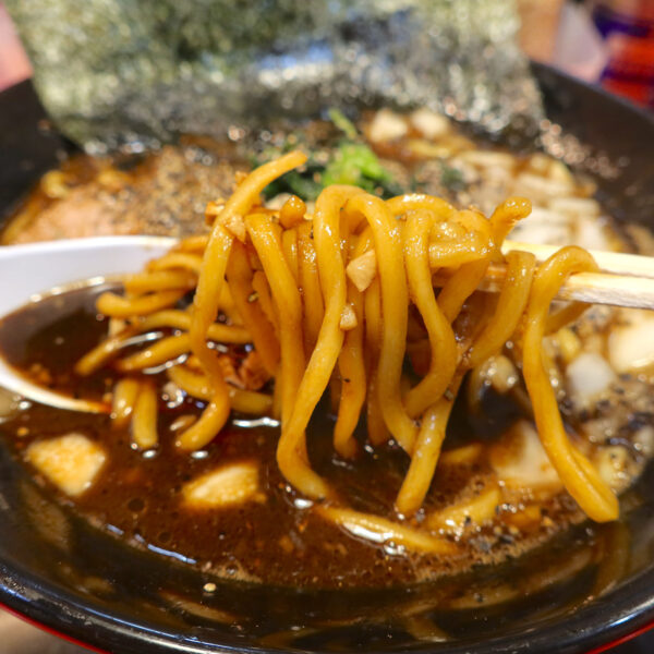 味濃い目のスープ、そして絡んだ麺