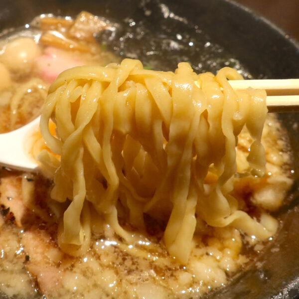 波打つ手もみ麺