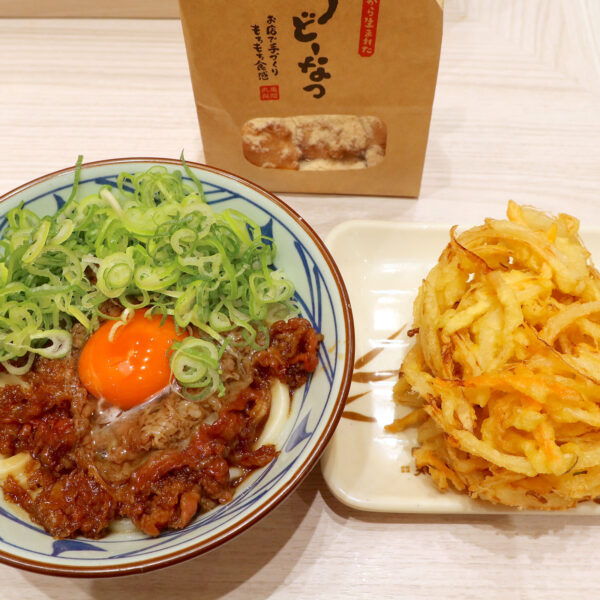 焼きたて牛すき釜玉うどん（840円）＋野菜かきあげ（180円）＋うどーなつ（300円）