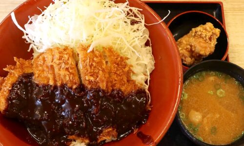 愛知発祥のとんかつチェーン「かつさと」で味噌かつ丼＋とん汁＋から揚げのランチセット