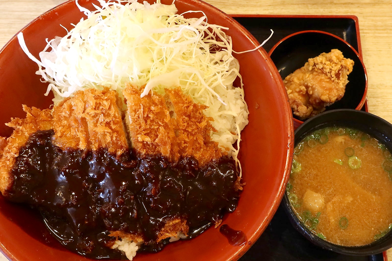 愛知発祥のとんかつチェーン「かつさと」で味噌かつ丼＋とん汁＋