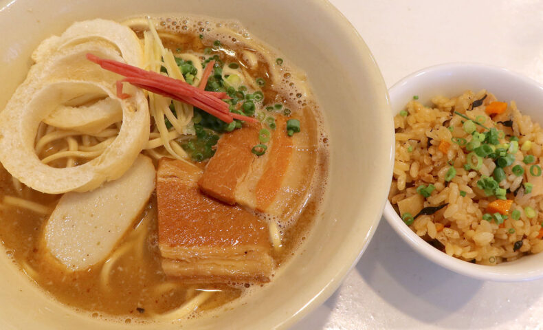 安里「沖縄そば SOBA DAY」で基本の沖縄そば＆じゅーしー