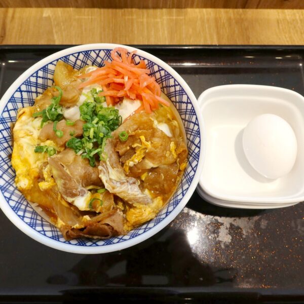 月見牛とじ丼 大盛（875円）