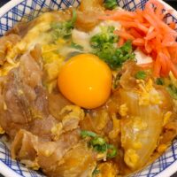 玉子で綴じて玉子をのせる！ 「吉野家」の月見牛とじ丼