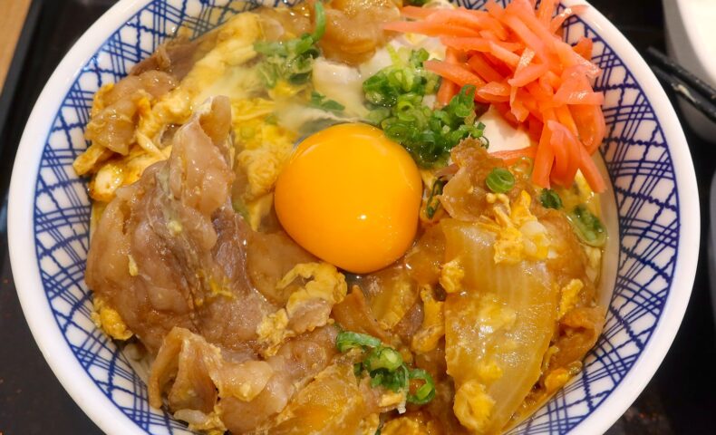 玉子で綴じて玉子をのせる！ 「吉野家」の月見牛とじ丼